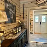 Stylish Log In With View & Sauna בית נופש
