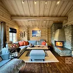 Stylish Log In With View & Sauna בית נופש *