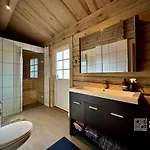 Stylish Log In With View & Sauna בית נופש