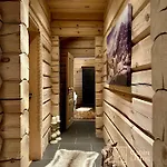 Stylish Log In With View & Sauna בית נופש *