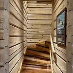 Stylish Log In With View & Sauna בית נופש