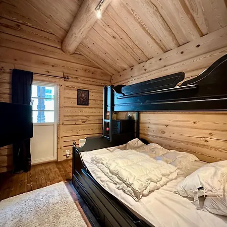 Stylish Log In With View & Sauna בית נופש *